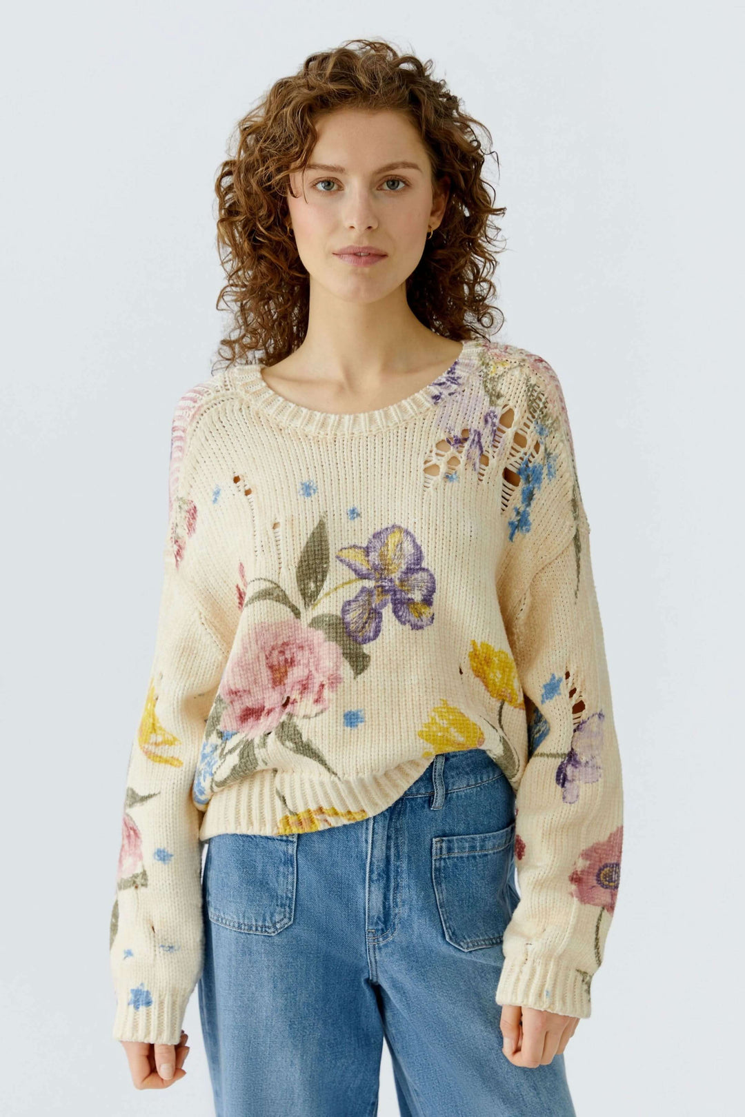 Chandail vintage tendance en maille avec imprimé floral artistique, coupe décontractée, encolure ronde et détails ajourés.