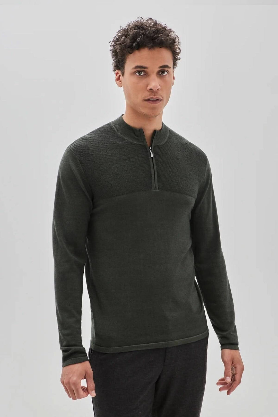 Homme portant un chandail zippé Newbury en laine mérinos, à la coupe élégante et moderne.