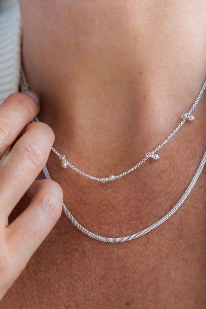 Chaîne Be Stylish en argent 925 avec perles, ajoutant élégance et raffinement à une tenue.