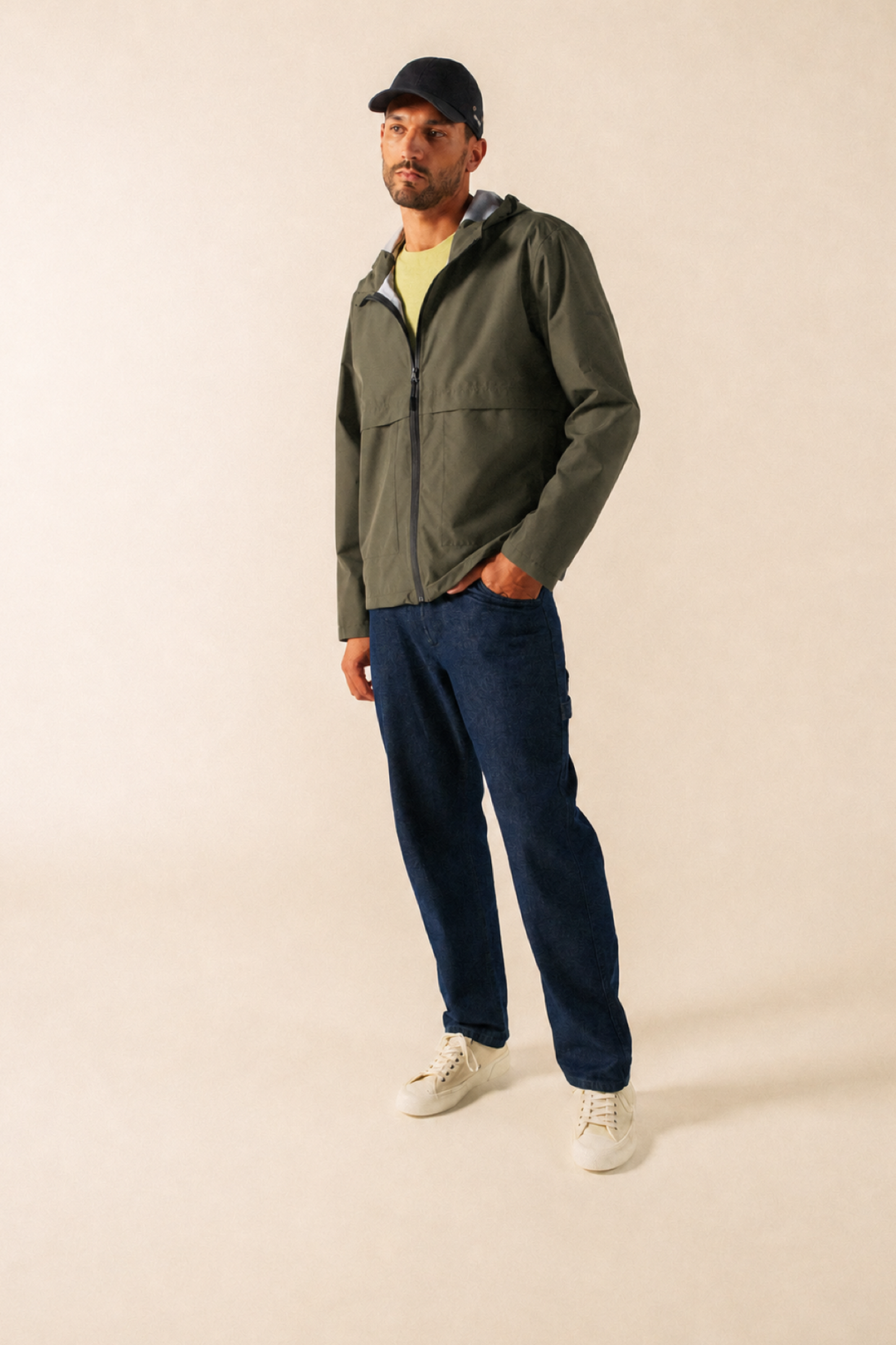 Fit-Lightweight windbreaker with a zipper