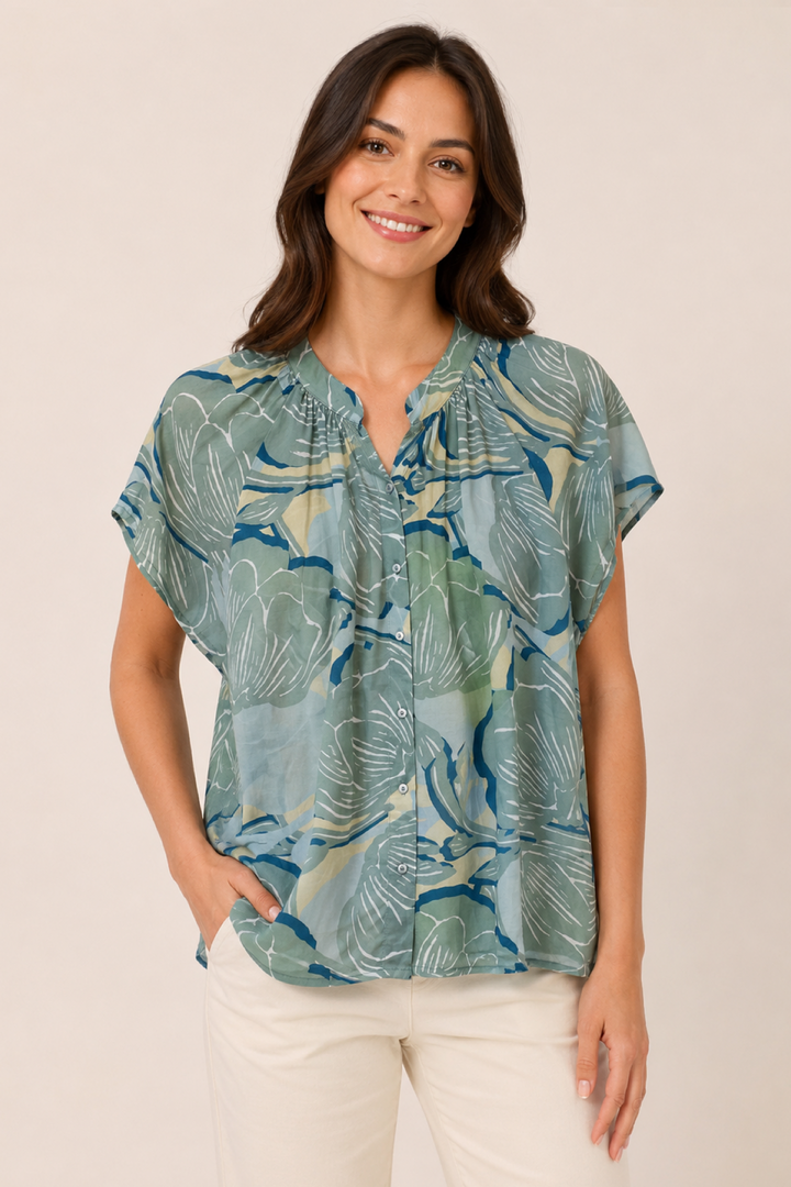 Lightweight short-sleeved blouse with a print