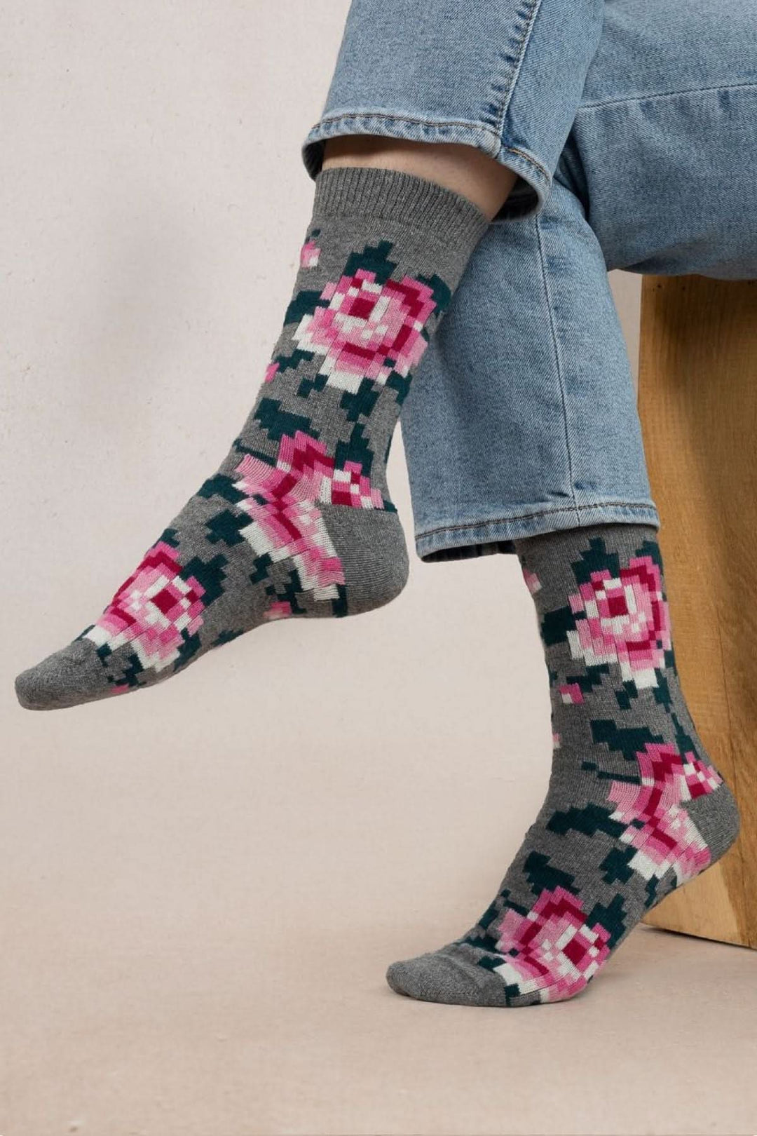 Chaussettes féminines en cachemire avec motif floral pixelisé, confortables et thermiques.