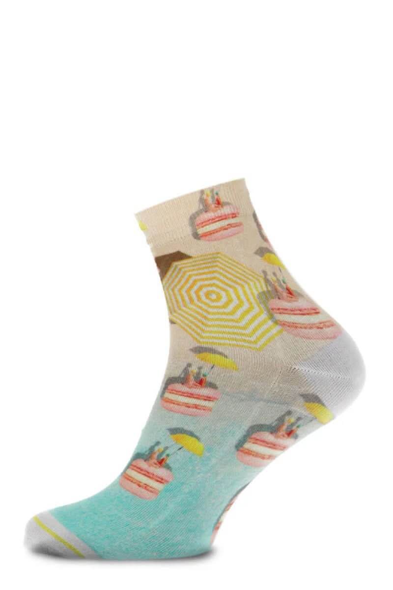 Chaussettes mi-hautes au design fun avec imprimé macarons et parasols, confortables et respirantes pour un style original.