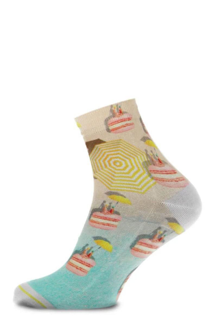 Chaussettes mi-hautes au design fun avec imprimé macarons et parasols, confortables et respirantes pour un style original.
