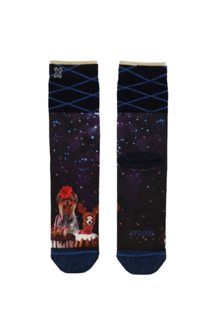 Chaussettes Gâteau de fête de Noël avec des chiens et un gâteau dans un décor festif.