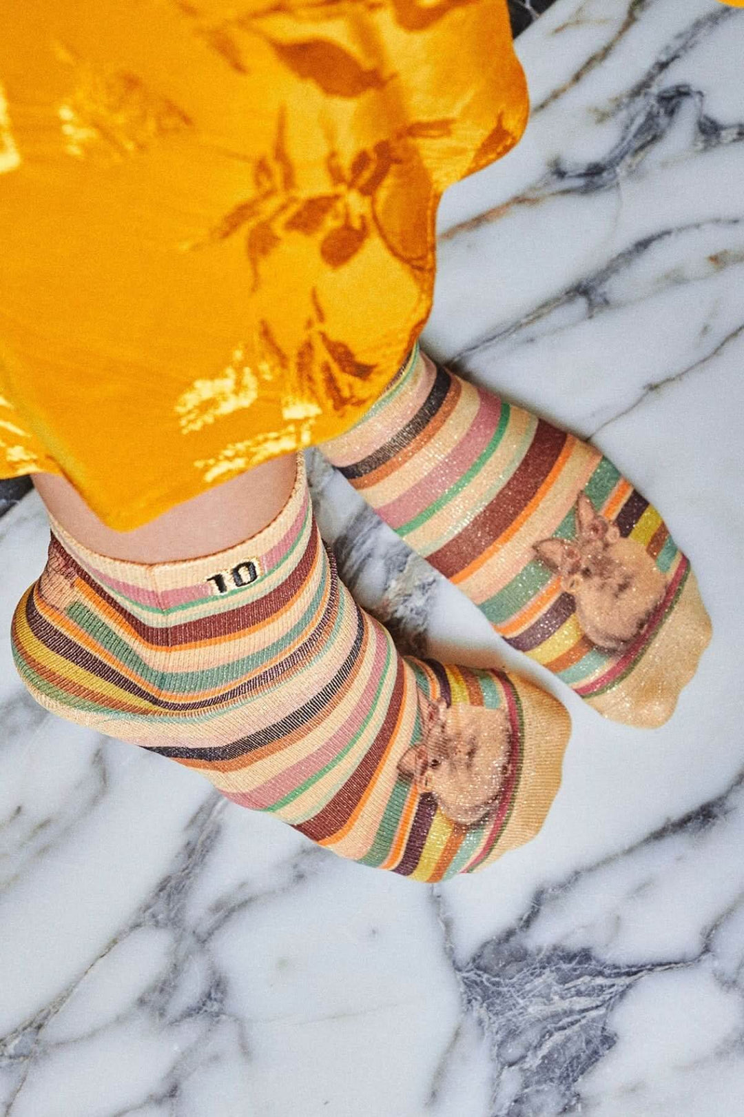 Chaussettes mi-hautes multicolores avec motif de lapin, idéales pour un style décontracté avec des chaussures basses.