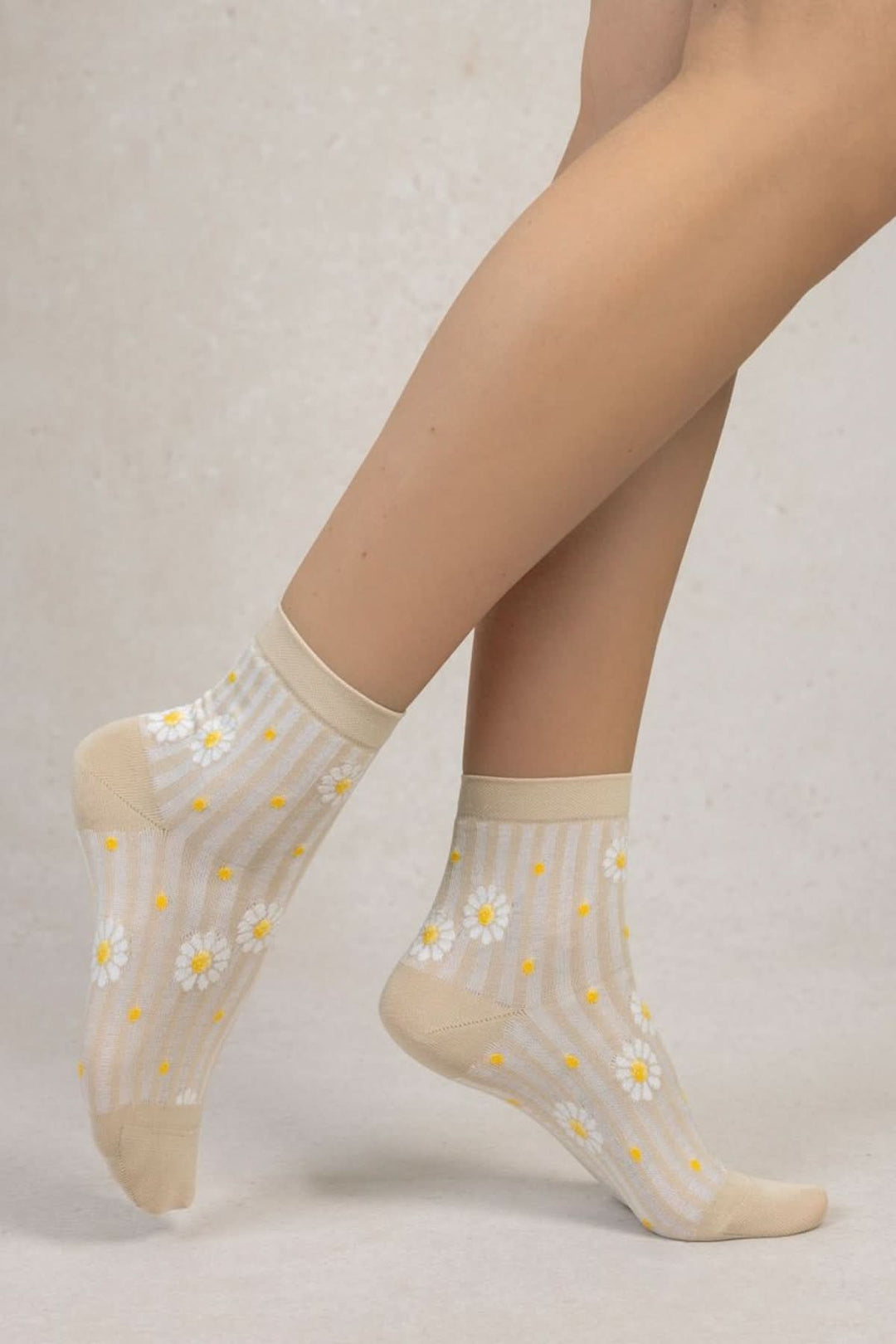 Chaussettes courtes avec imprimé de marguerites sur un fond rayé, apportant fraîcheur et féminité.