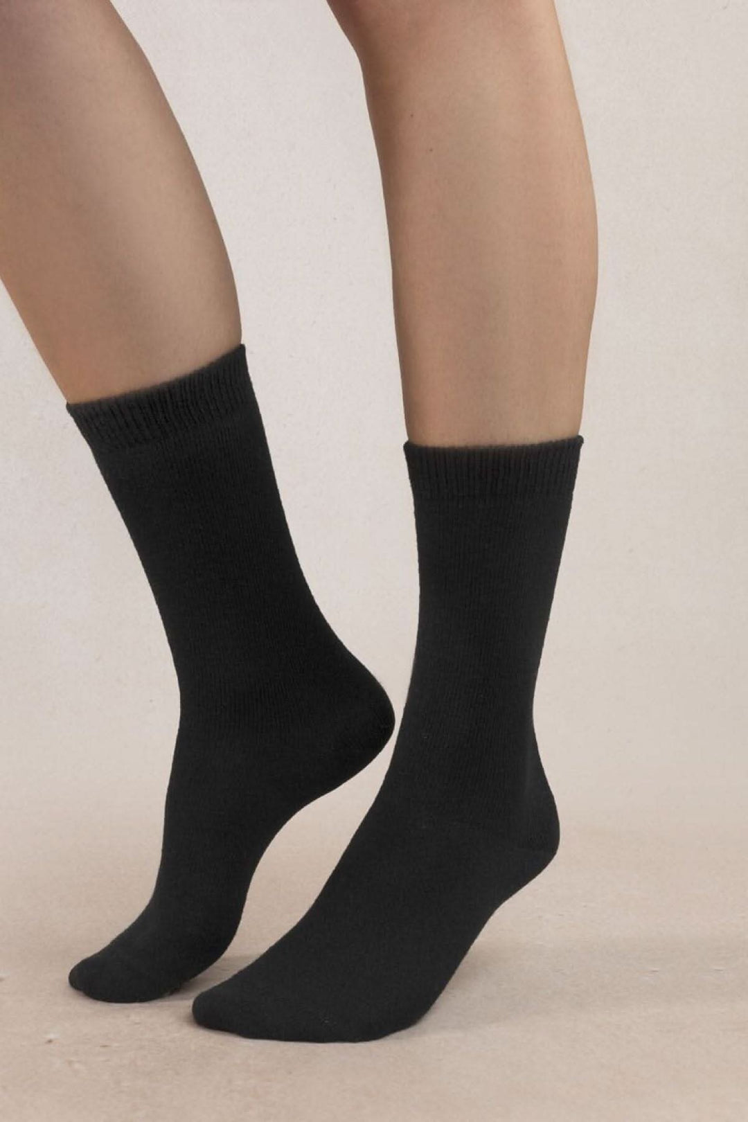 Chaussettes unies en cachemire noires pour un confort chaleureux cet automne-hiver.
