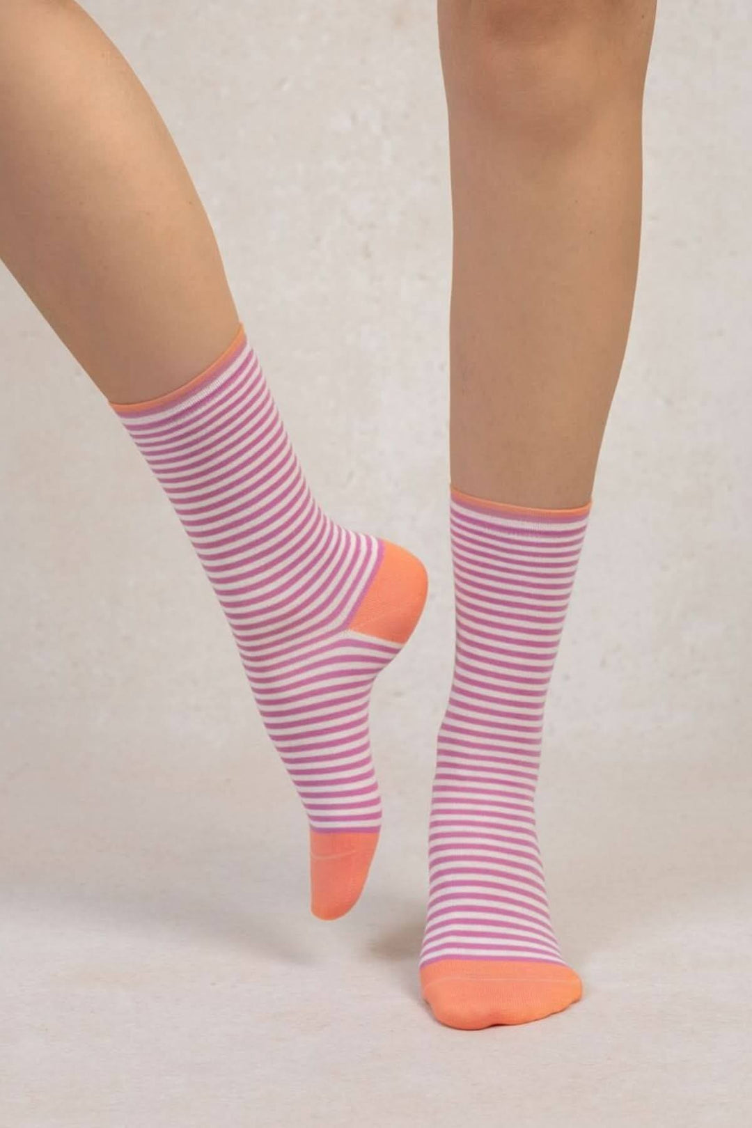 Chaussettes en coton à rayures roses et orange pour un look tendance et confortable.