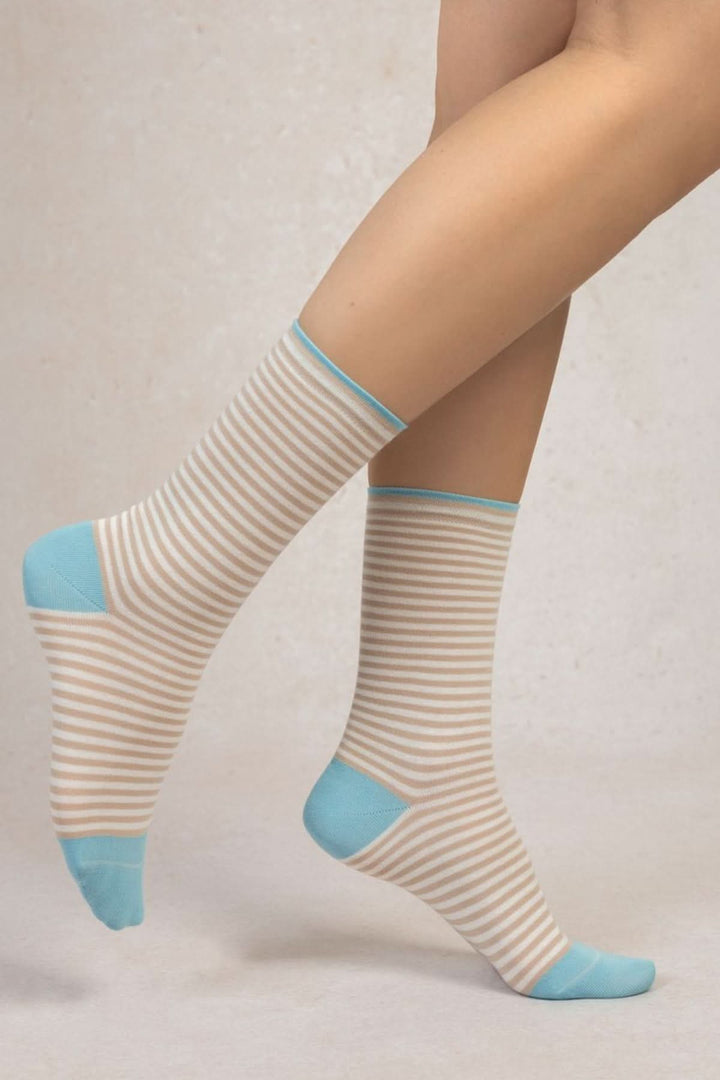 Chaussettes en coton à rayures beige et bleu, confortables et tendance, idéales pour un look féminin.