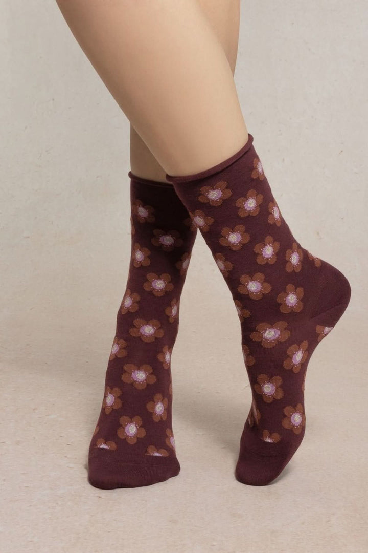 Chaussettes en maille à petit motif floral marron, mi-mollet, avec motif fleuri, offrant confort et style avec laine et coton.