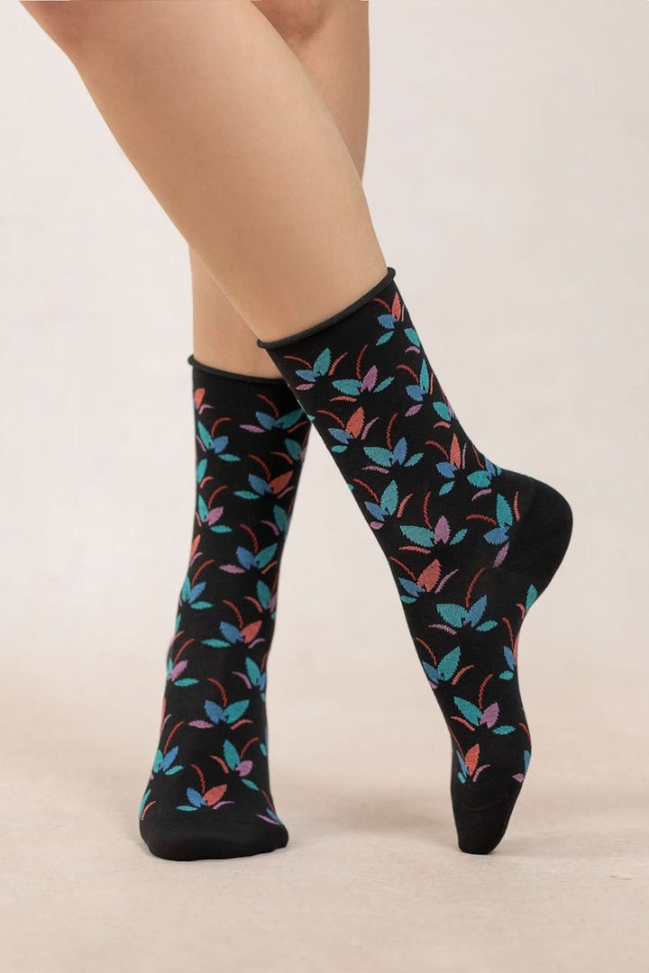Chaussettes noires à motif feuillage coloré pour femme, confortables en 100% coton.