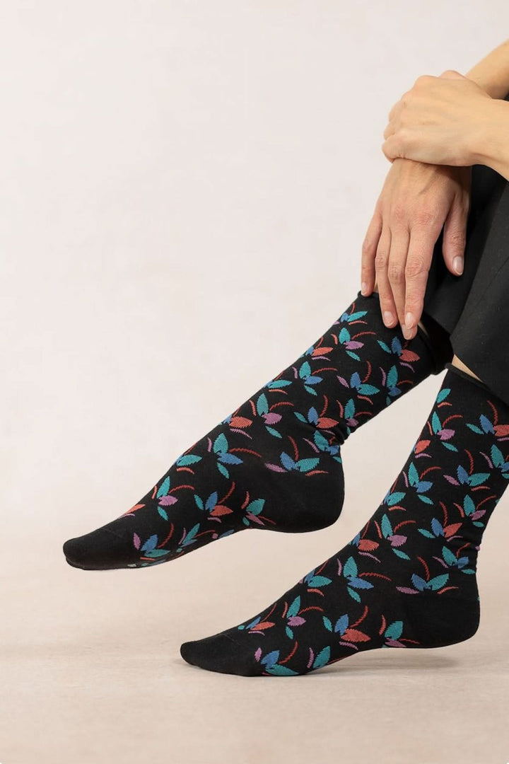 Chaussettes feuillage noires en coton avec motif coloré, confort et style féminins.