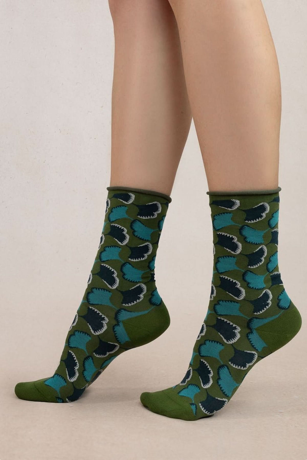 Chaussettes ginkgo pour femme, tricotées en coton doux, motif végétal vert et bleu, bord rouloté non-comprimant.