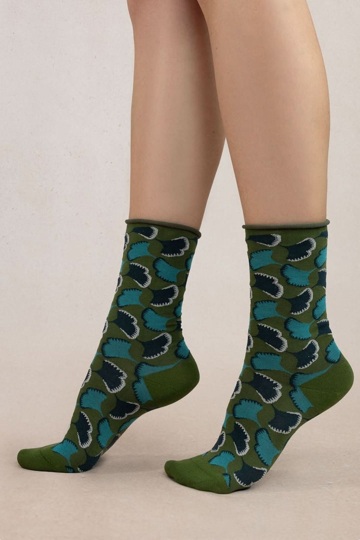 Chaussettes ginkgo pour femme, tricotées en coton doux, motif végétal vert et bleu, bord rouloté non-comprimant.