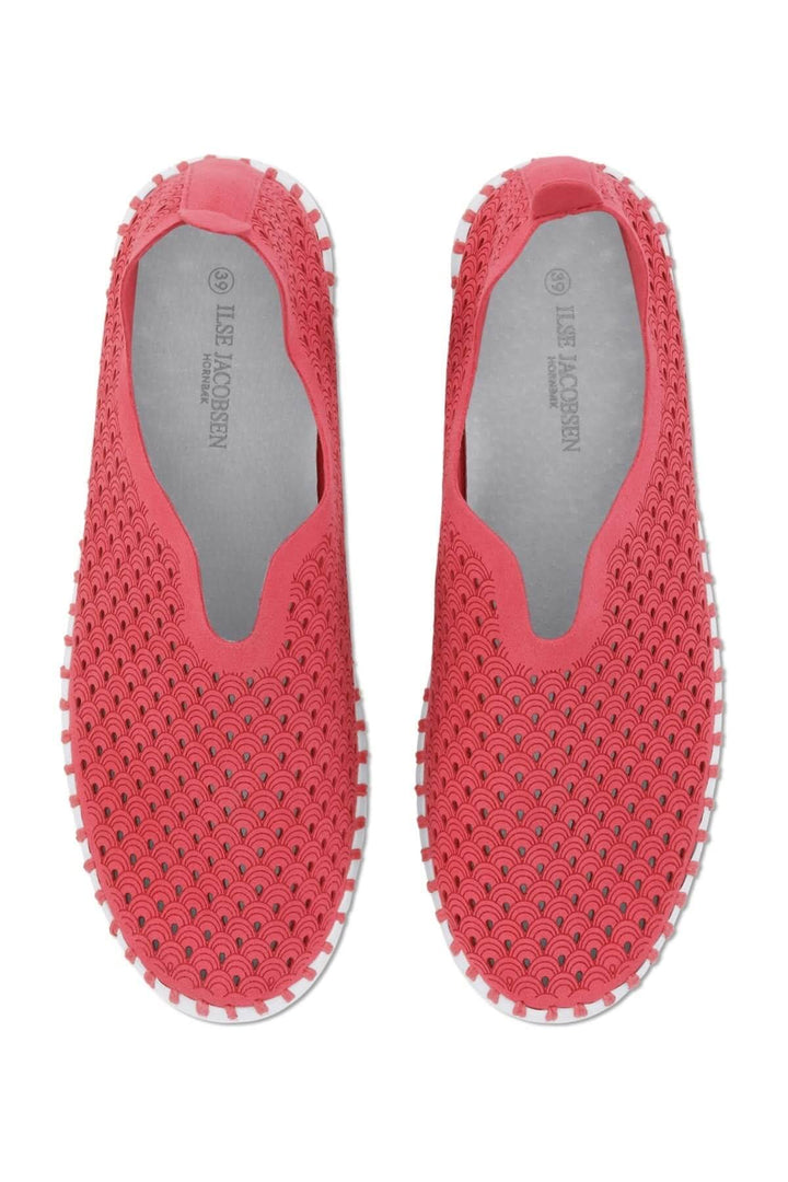 Chaussures tulipe Ilse Jacobsen en microfibre rose, légères et confortables, avec motif découpé au laser.