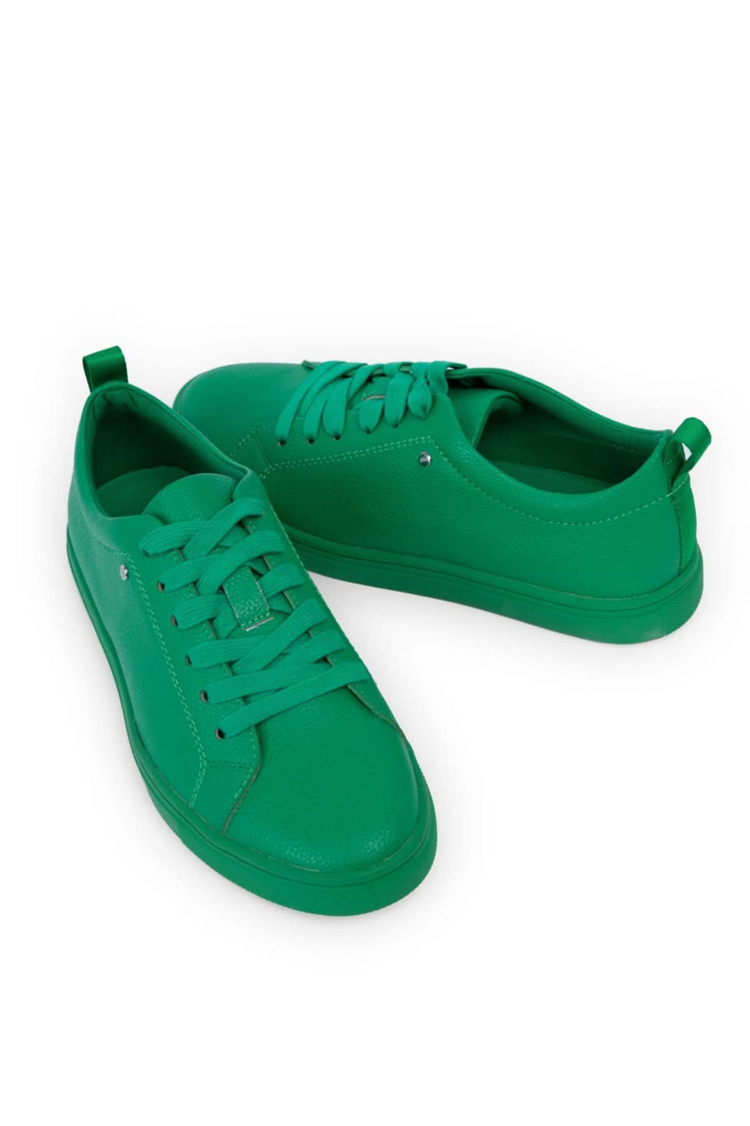 Chaussures simples vertes à lacets pour femme, design épuré en matériaux recyclés, parfaites pour un look décontracté.