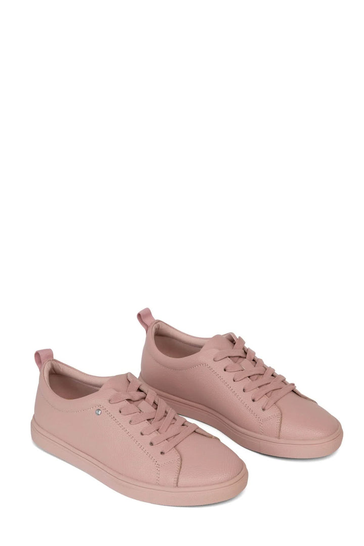 Chaussures simples à lacets pour femme en rose, design épuré et écoresponsable, parfaites pour un look décontracté.