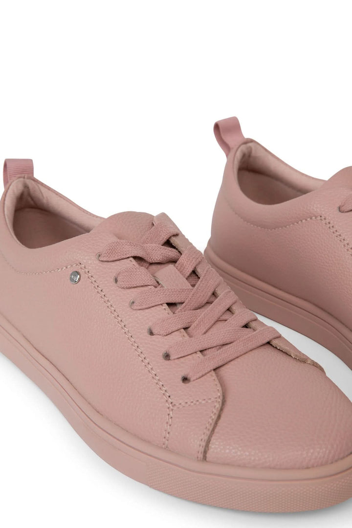 Chaussures simples à lacets roses, design épuré, matériaux recyclés, parfaites pour un look décontracté.