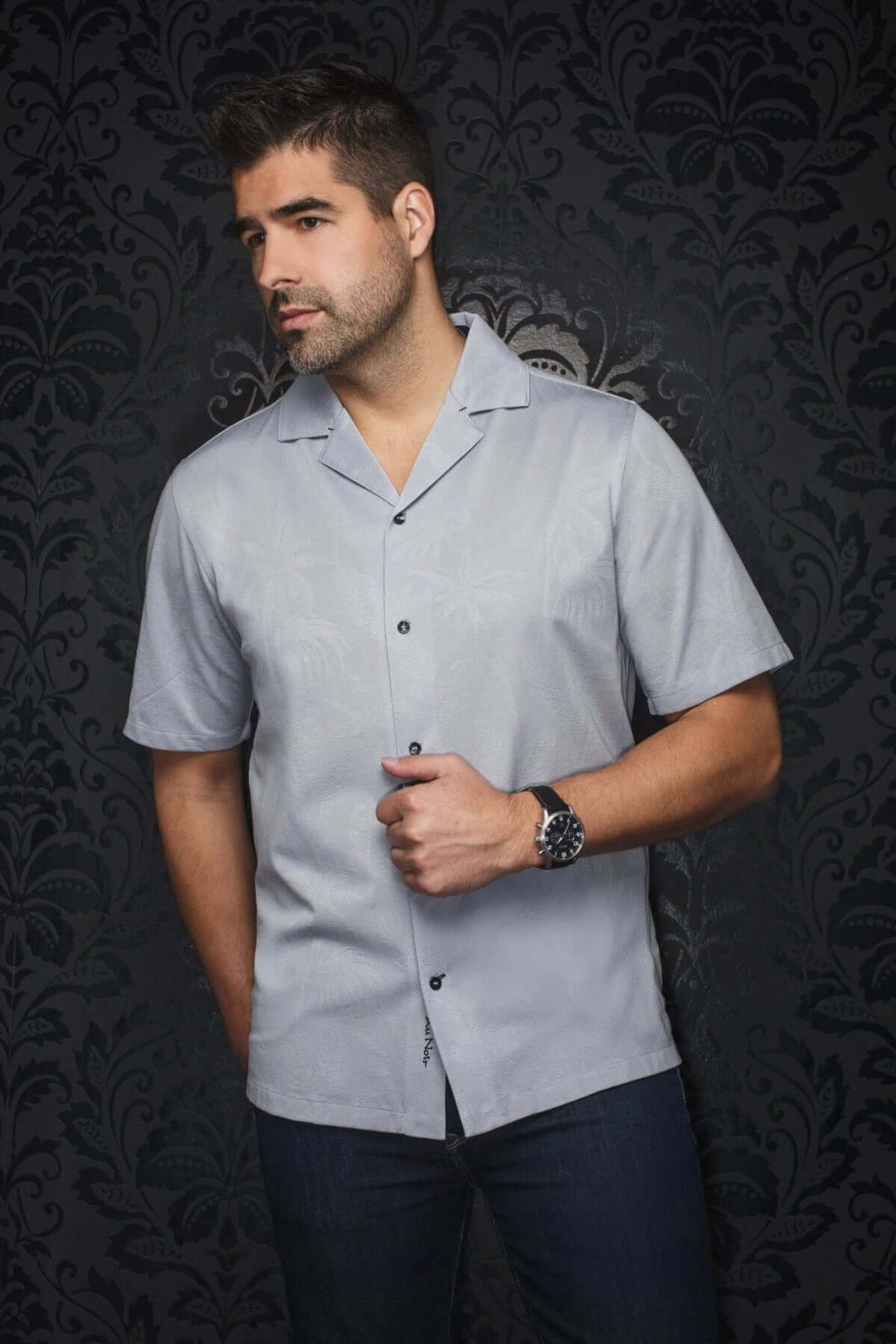 Chemise Brahea à manches courtes, col cubain, motif ton sur ton, élégante et décontractée pour toutes occasions.