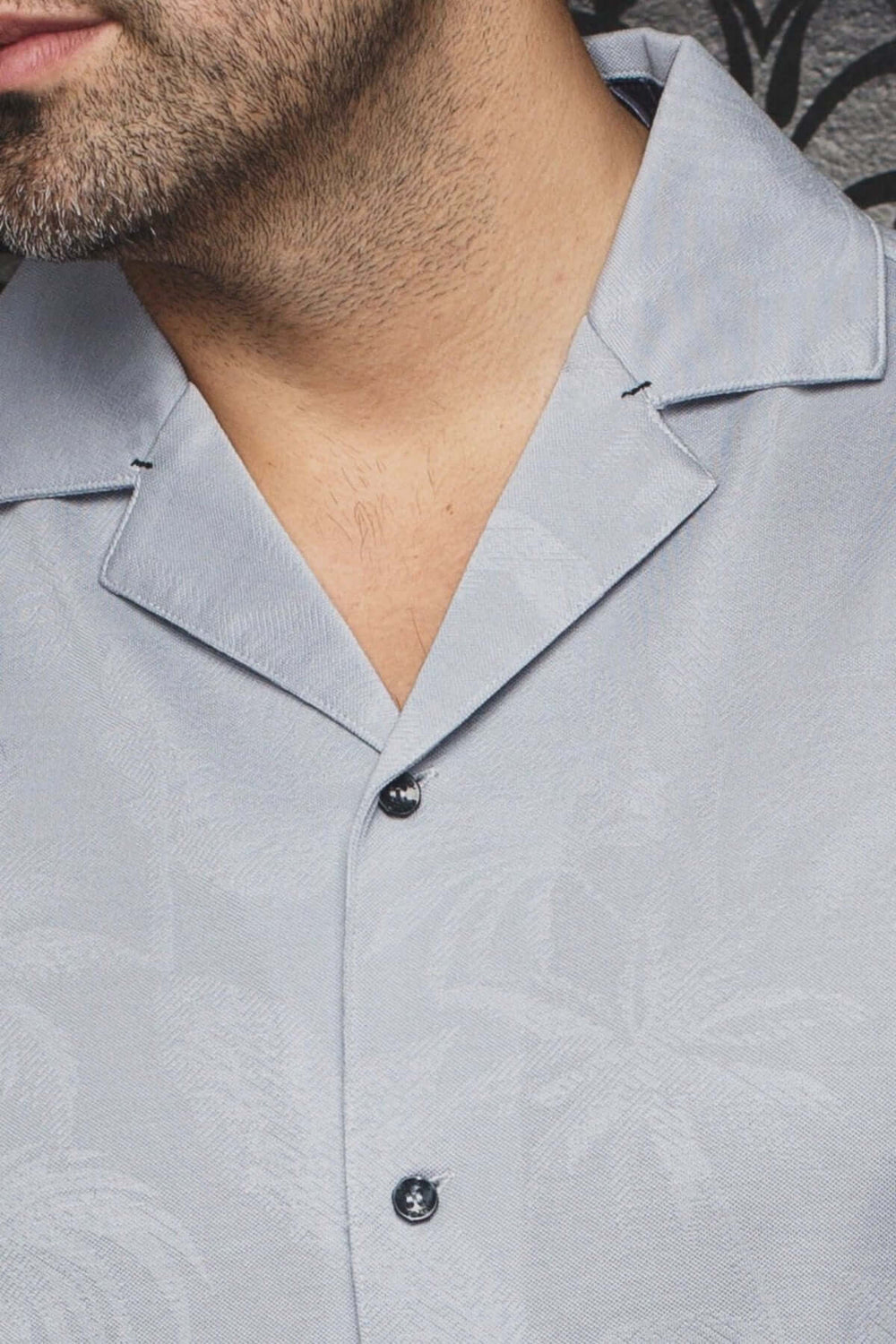 Chemise Brahea à col cubain, en tissu texturé avec motif ton sur ton, parfaite pour des sorties élégantes.