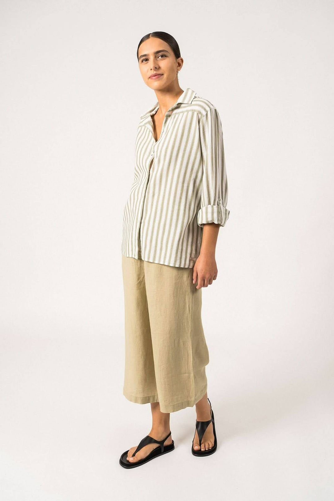 Chemise CAMILLE ML à rayures, en coton et lin, coupe fluide, portée avec un pantalon beige.