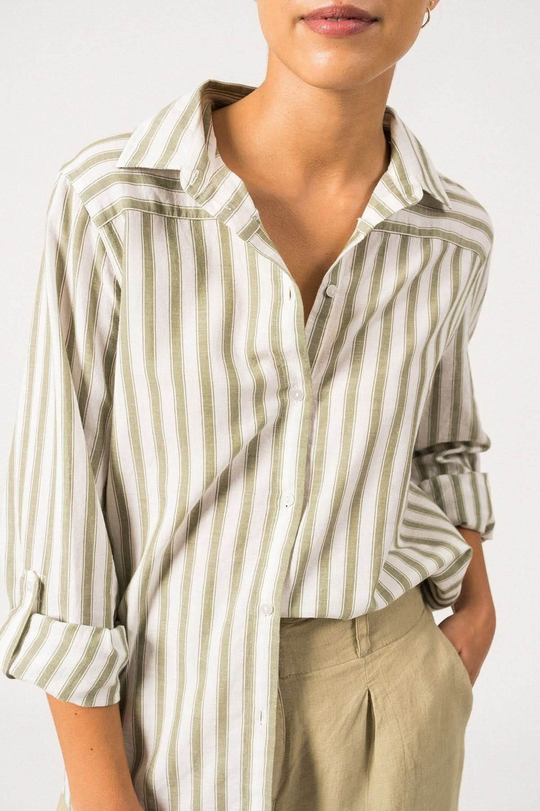 Chemise CAMILLE ML à rayures légères en coton et lin, idéale pour un look estival élégant.