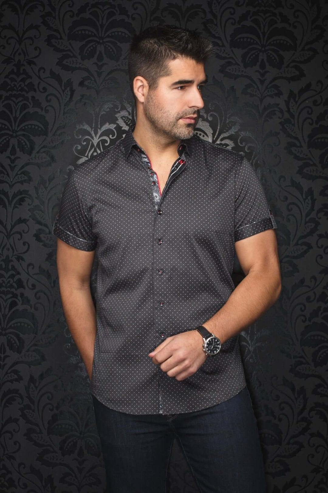 Chemise à manches courtes à motif discret, coupe ajustée, détails élégants, idéale pour l'été.