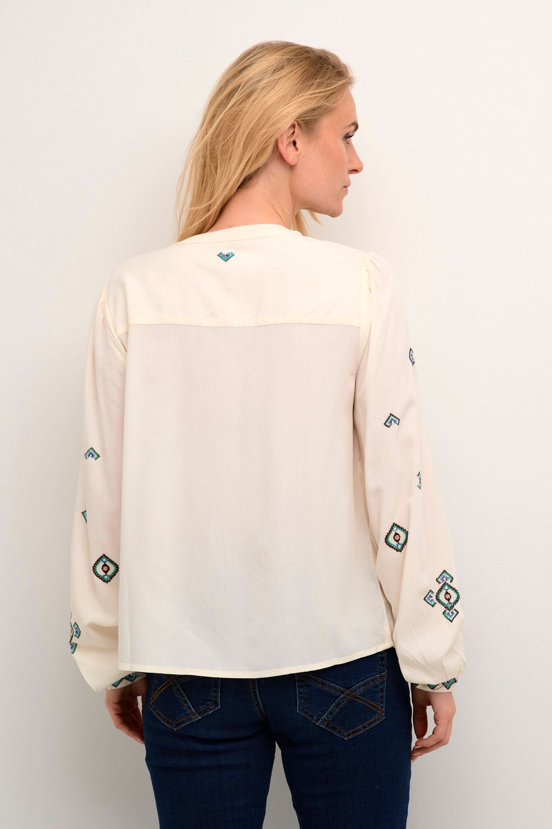 Chemise Isabell à manches longues avec broderies, vue arrière, style durable en viscose.