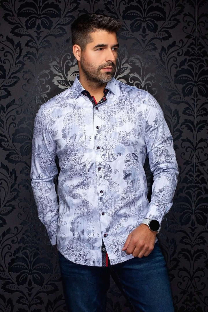 Homme portant une Chemise KALIMANTAN avec imprimé artistique et coupe ajustée, arrière-plan sombre élégant.