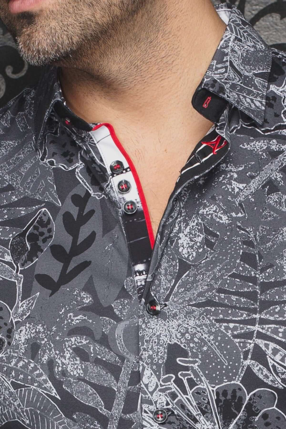Chemise Ronaldo à manches courtes avec motif floral noir et blanc, détails raffinés et col rouge.