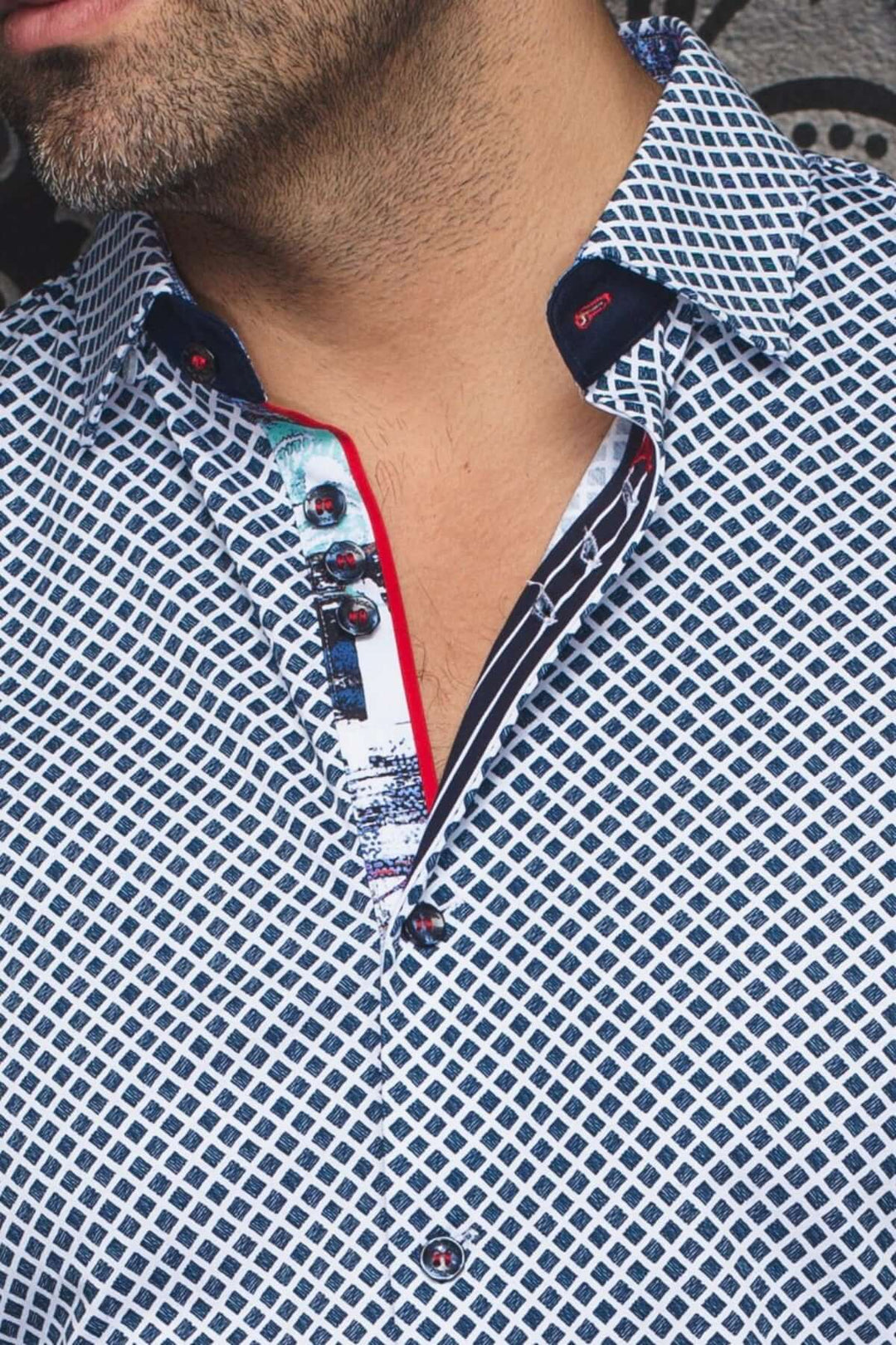 Chemise Terrano à manches courtes, motif géométrique, col classique à liseré contrastant.