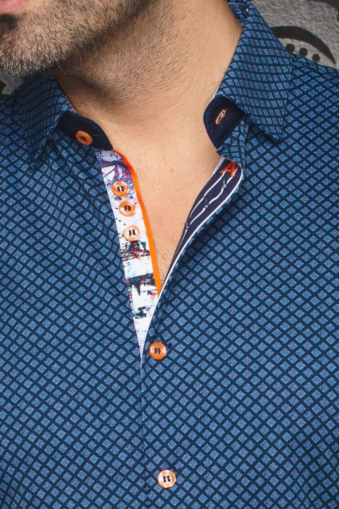 Chemise Terrano à motifs géométriques dans des tons de bleu, avec col classique et détails contrastants.