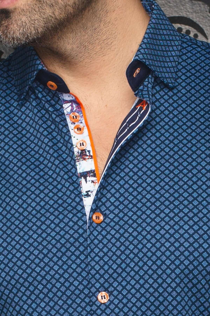 Chemise Terrano à motifs géométriques dans des tons de bleu, avec col classique et détails contrastants.