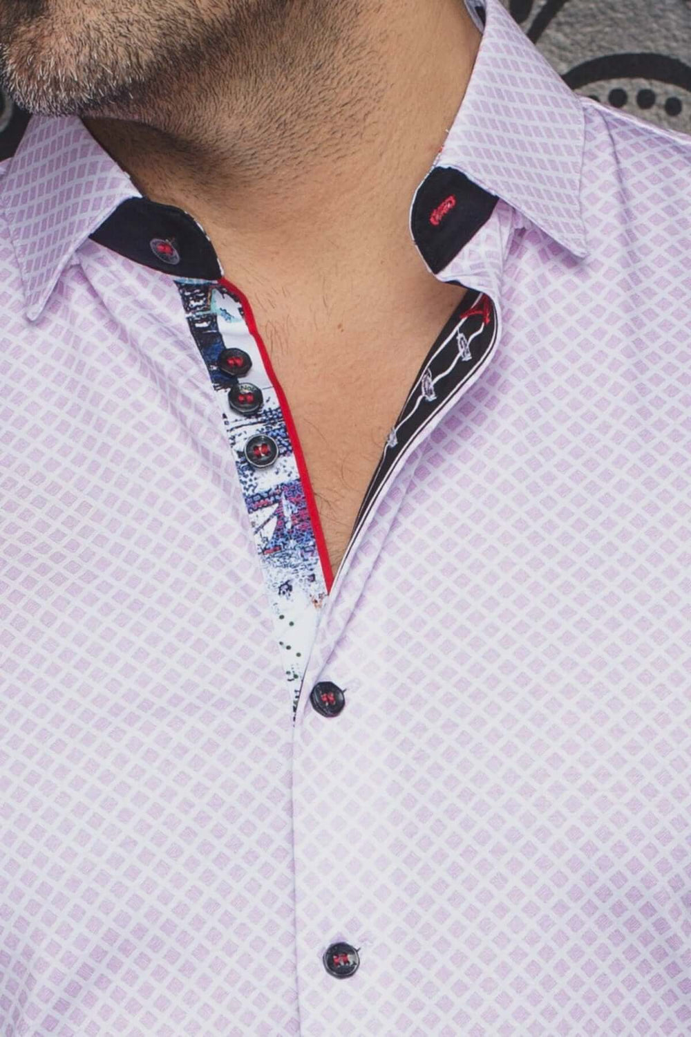 Chemise Terrano à manches courtes avec motif géométrique et col contrastant élégant.