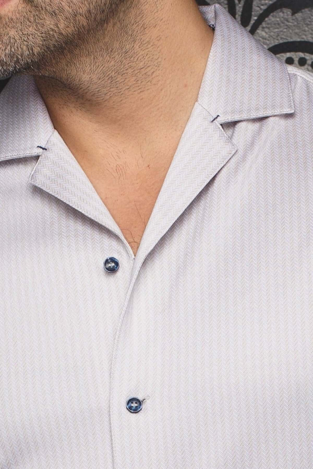 Chemise Waikiki à col plat cubain, motif rayé discret et patte de boutonnage simple pour un style chic et décontracté.