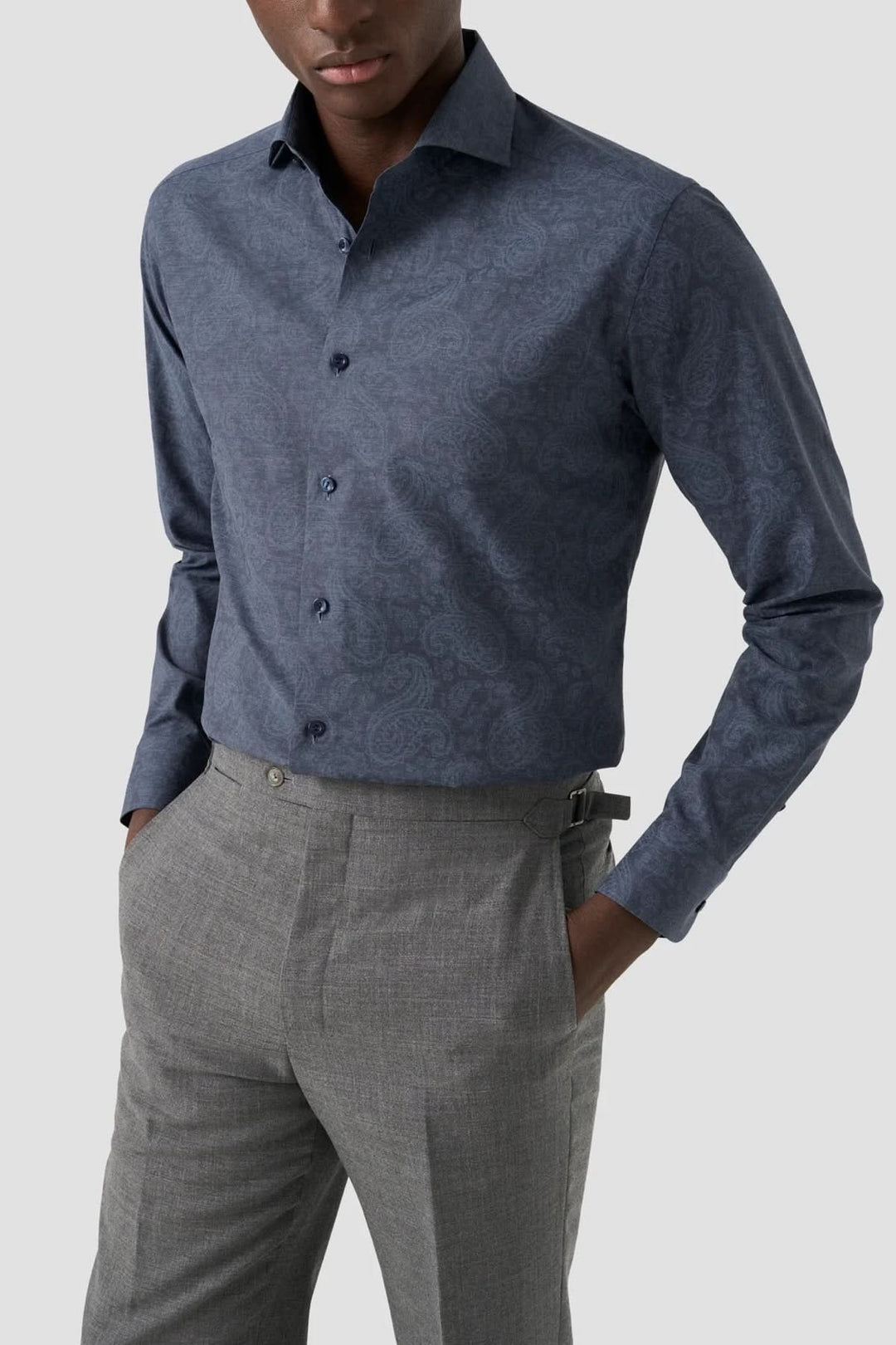 Chemise ajustée à imprimé paisley, col classique, portée avec un pantalon gris pour un look professionnel.