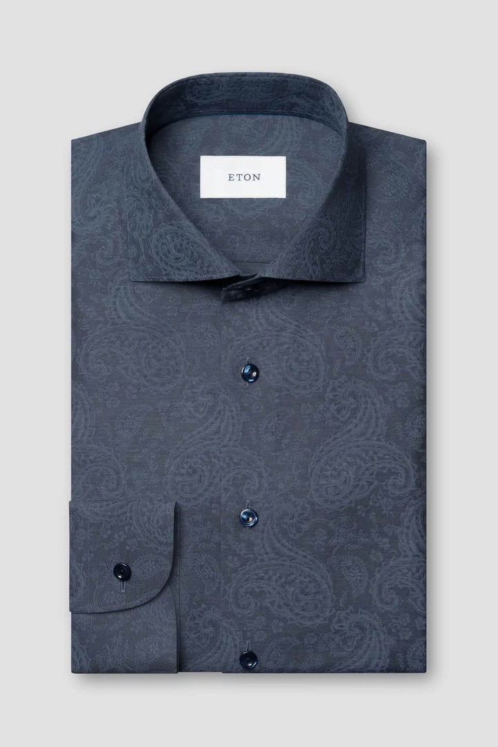 Chemise ajustée à imprimé paisley ton sur ton, couleur gris foncé, col classique, pour un look élégant.