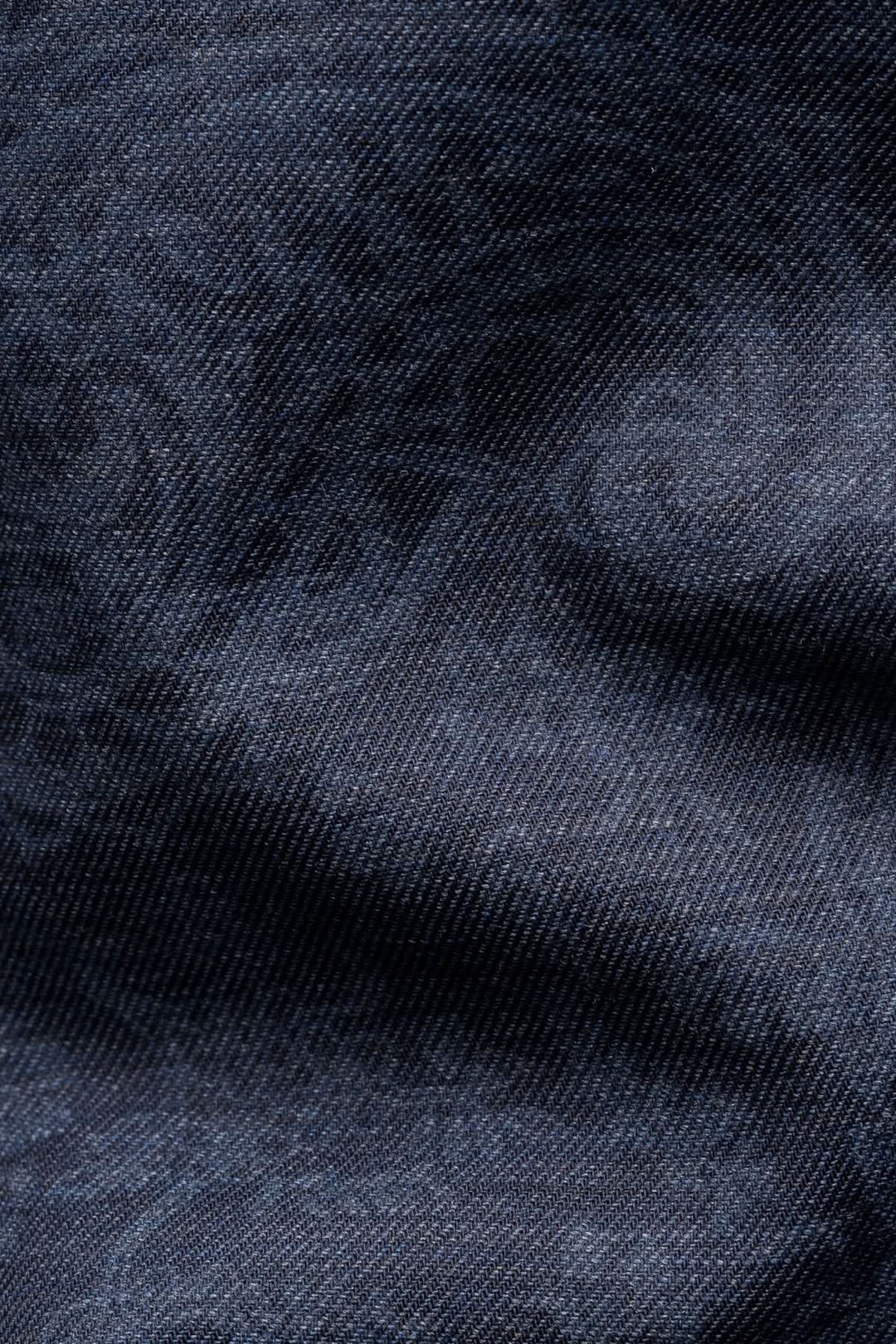 Tissu en denim bleu foncé avec motif paisley ton sur ton, élégant et raffiné pour chemise ajustée.
