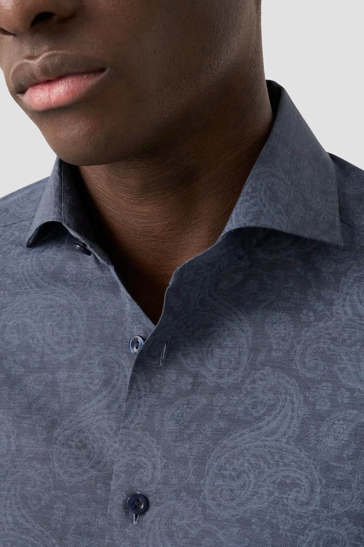 Chemise ajustée à imprimé paisley ton sur ton, col classique, élégance pour un look professionnel.