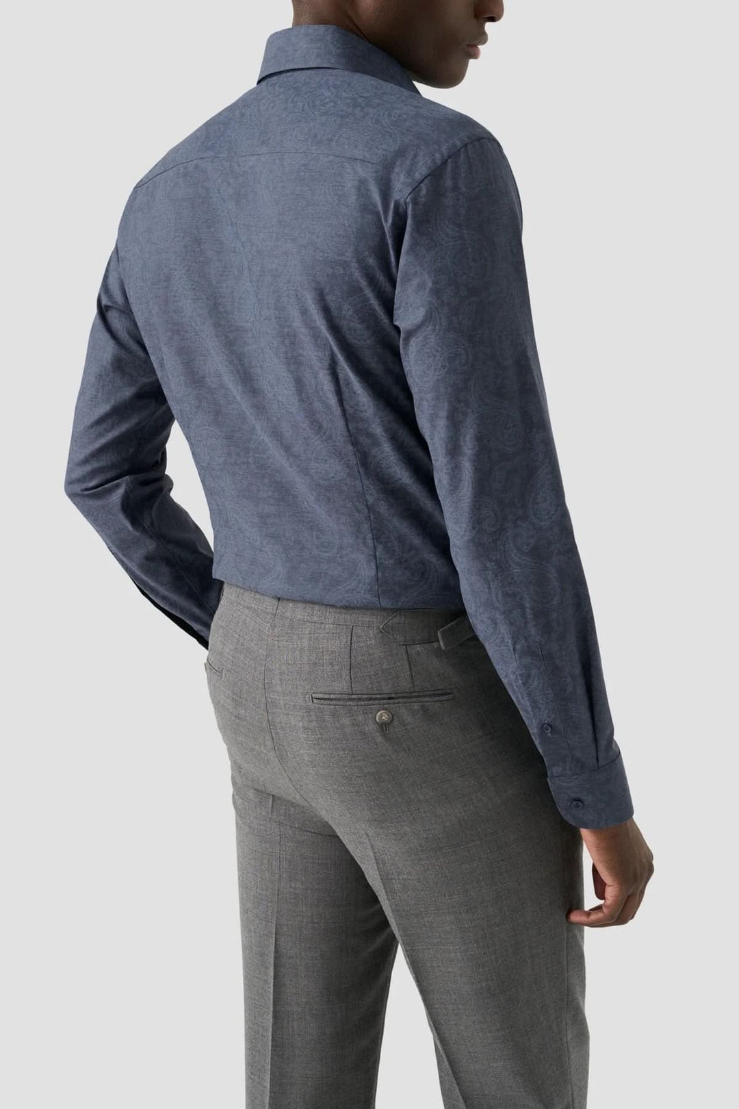 Chemise ajustée à imprimé cachemire vue arrière, idéale pour un look formel élégant avec pantalon gris.