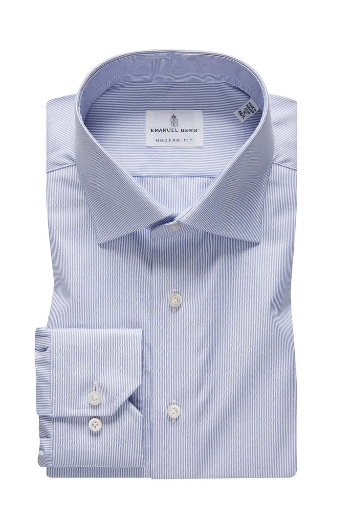 Chemise habillée avec légères rayures, col classique et poignets ajustables, élégante et moderne.