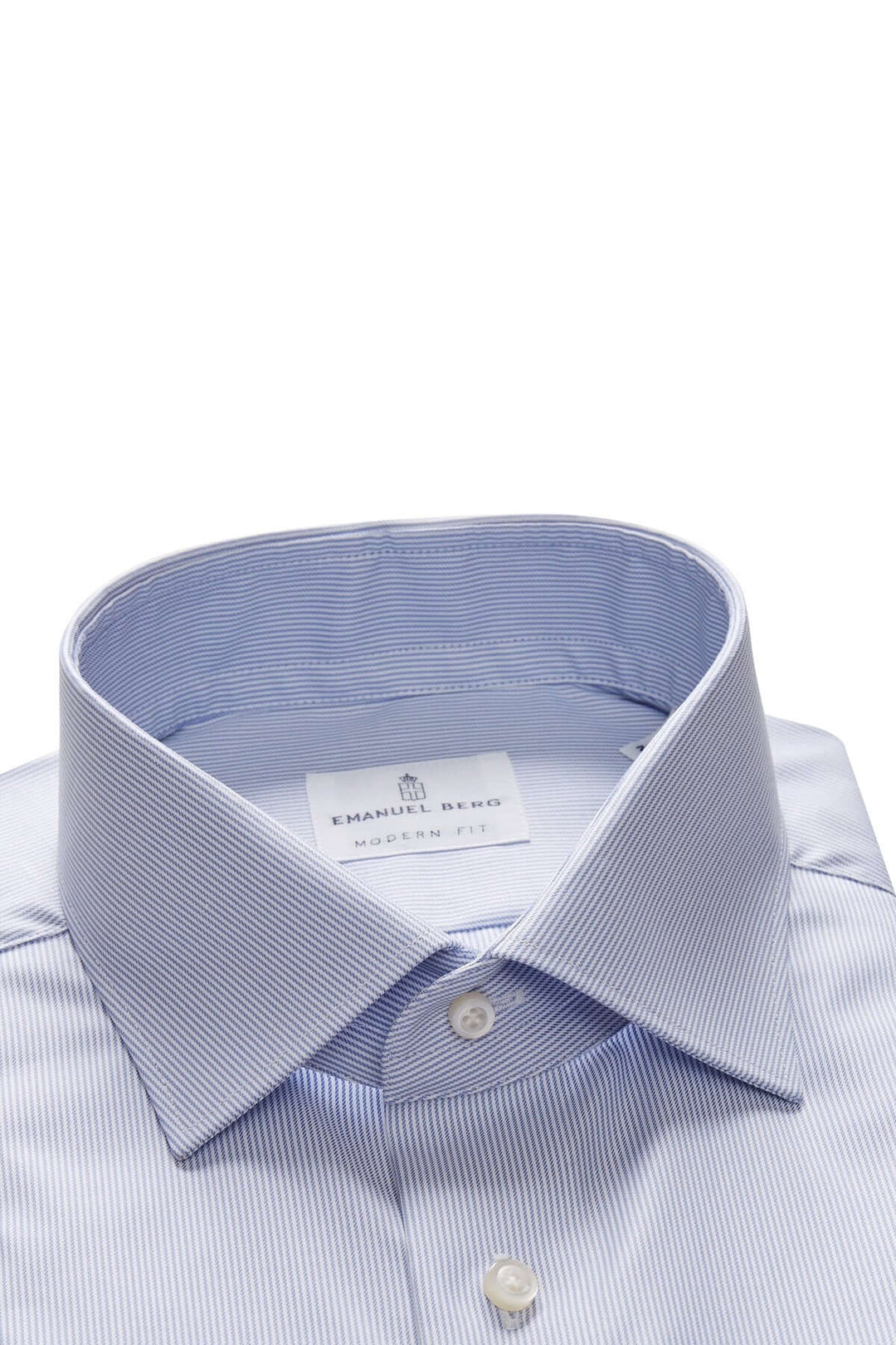 Chemise avec légères rayures, col classique à motif contrastant, élégante et moderne pour un look soigné.