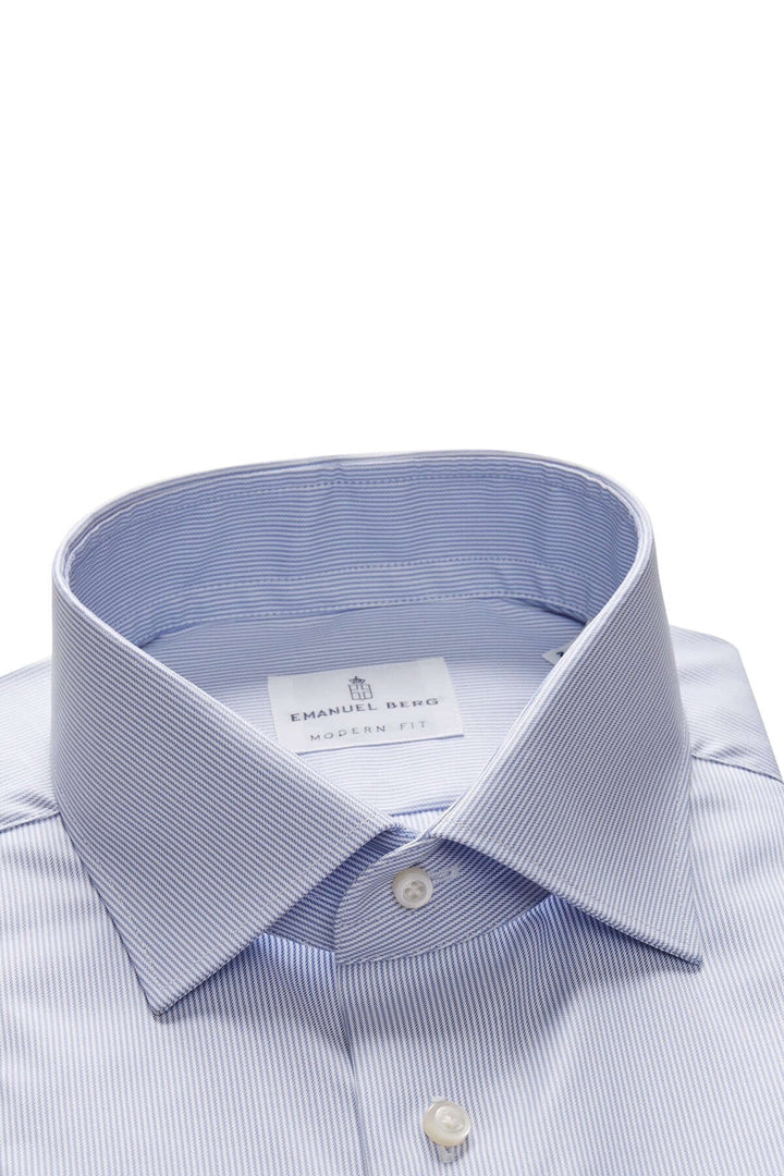 Chemise avec légères rayures, col classique à motif contrastant, élégante et moderne pour un look soigné.