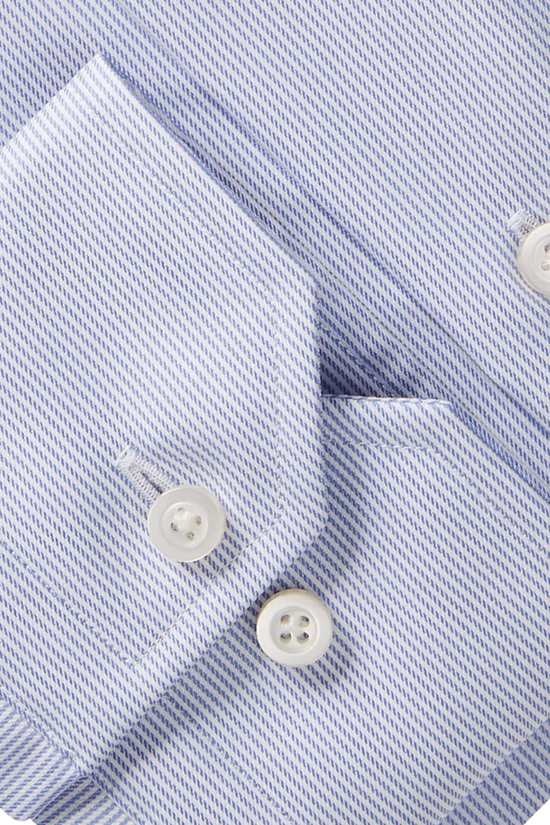 Chemise habillée à rayures légères avec col classique et poignet ajustable, complétée par des boutons ton sur ton.