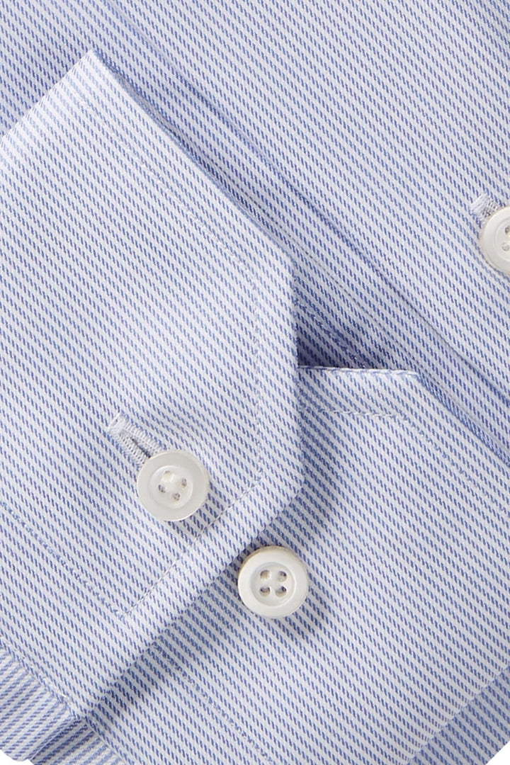 Chemise habillée à rayures légères avec col classique et poignet ajustable, complétée par des boutons ton sur ton.