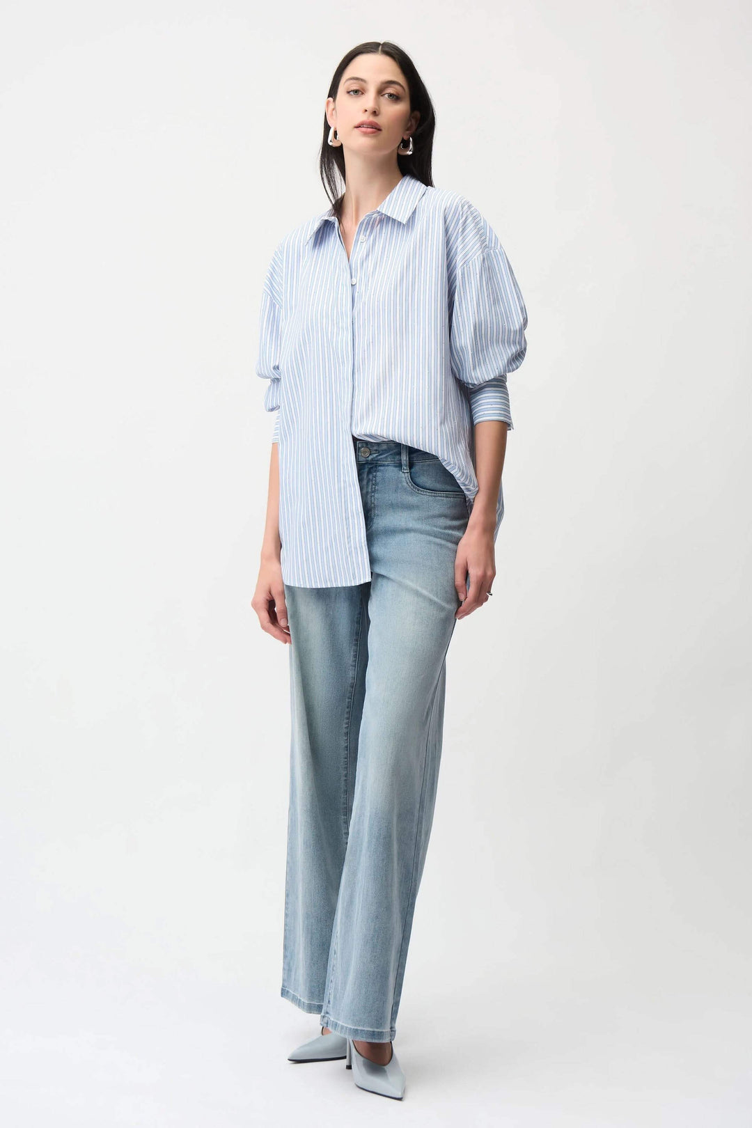 Femme portant une chemise avec paillettes à rayures et un jean large, allure contemporaine et élégante.
