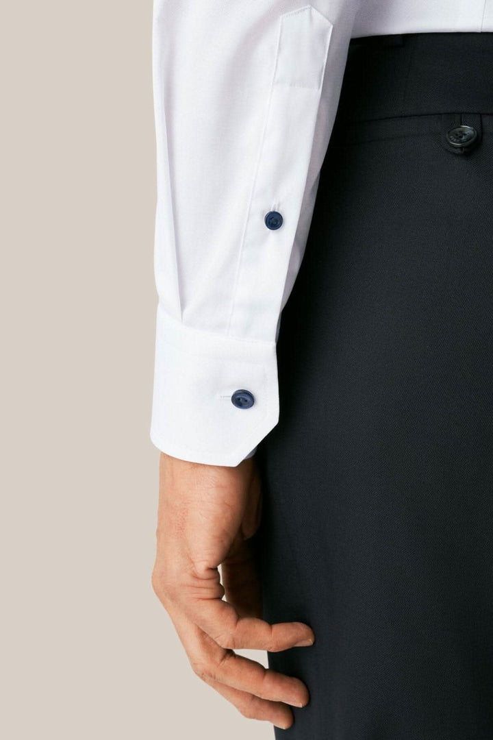 Chemise blanche avec boutons marines, détail de la manche, incarnation d&