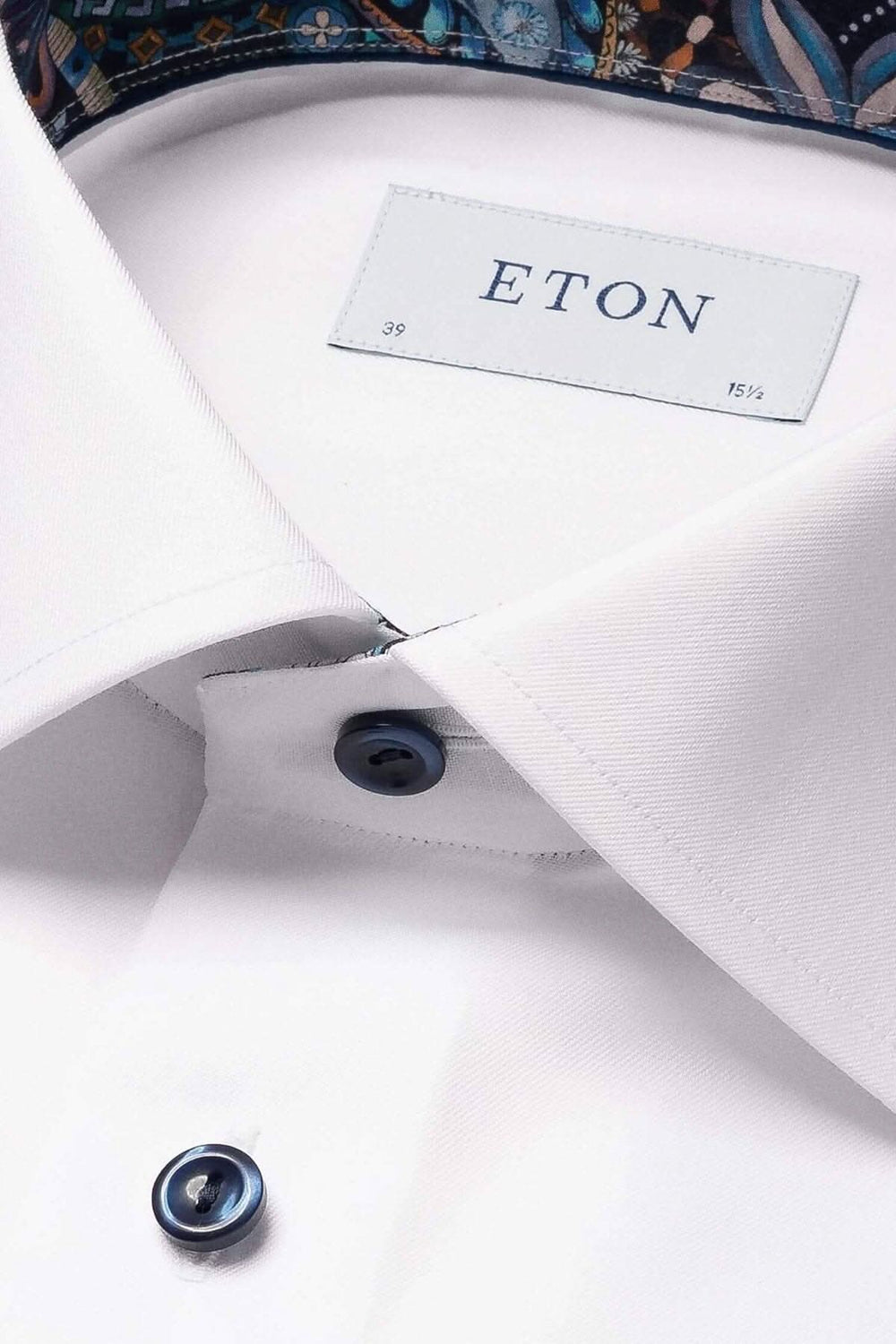 Chemise blanche avec col imprimé Eton, tissu de coton de qualité, élégante et moderne.