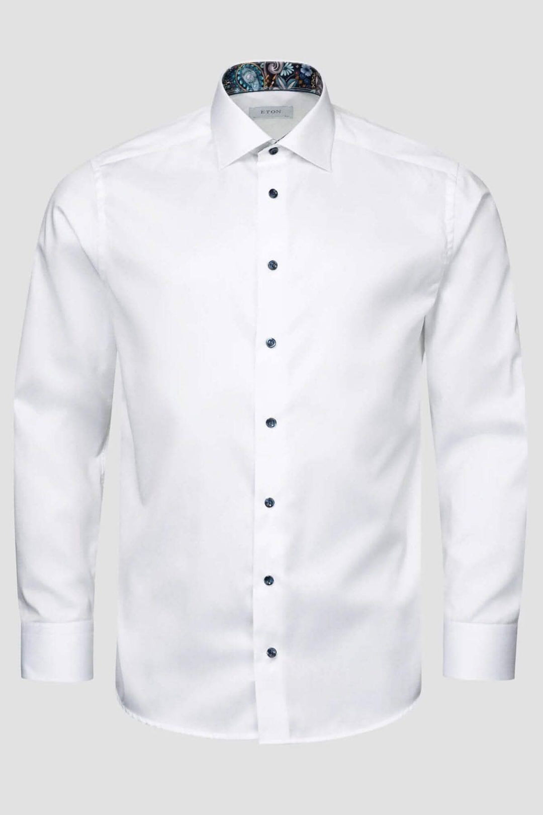 Chemise blanche avec imprimé au col et poignet, en coton de qualité pour un look élégant.